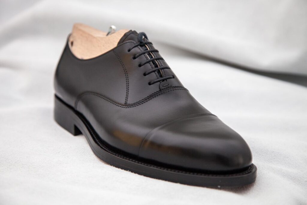Maßschuh für Herren: rahmengenäht, schwarzes Leder