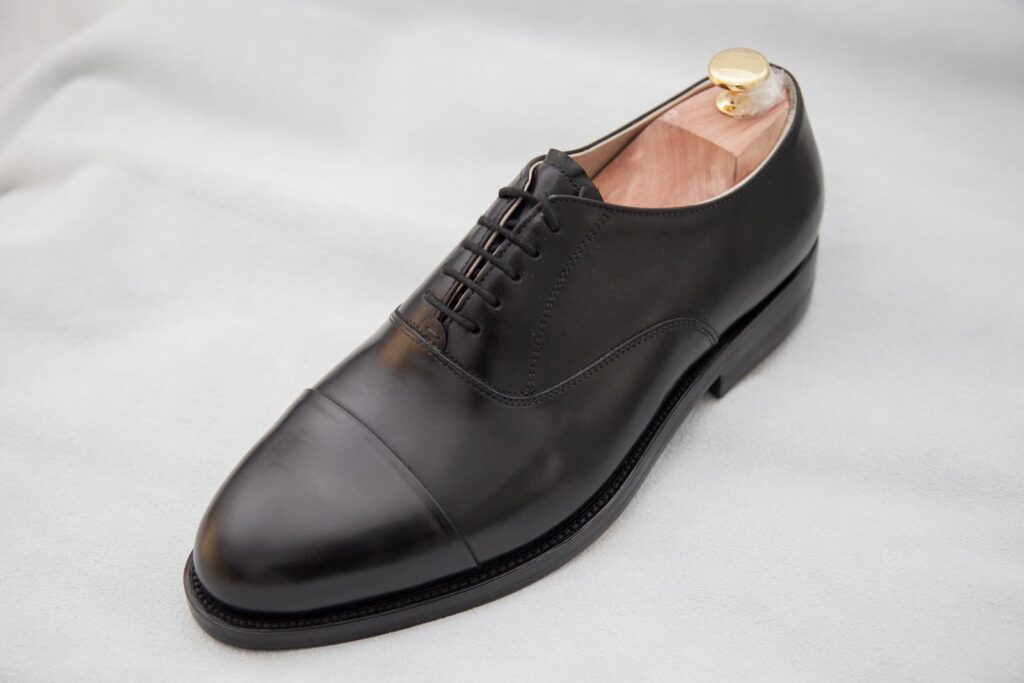 handgefertigte und rahmengenähte Herrenschuhe in Schwarz, Maßschuh