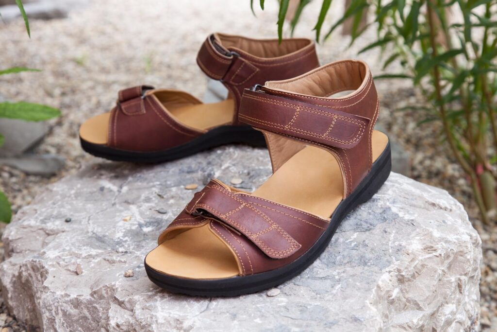 Maßschuhe für Damen: braune Sandalen, Übergröße