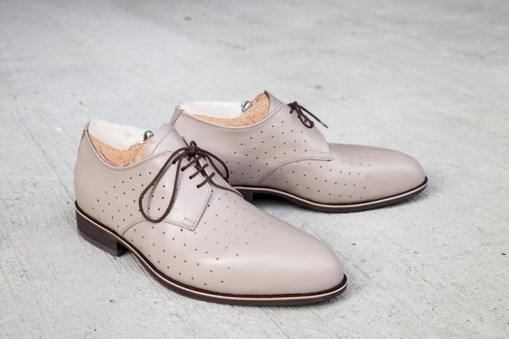 Maßschuhe in Übergröße in hellgrauem Leder