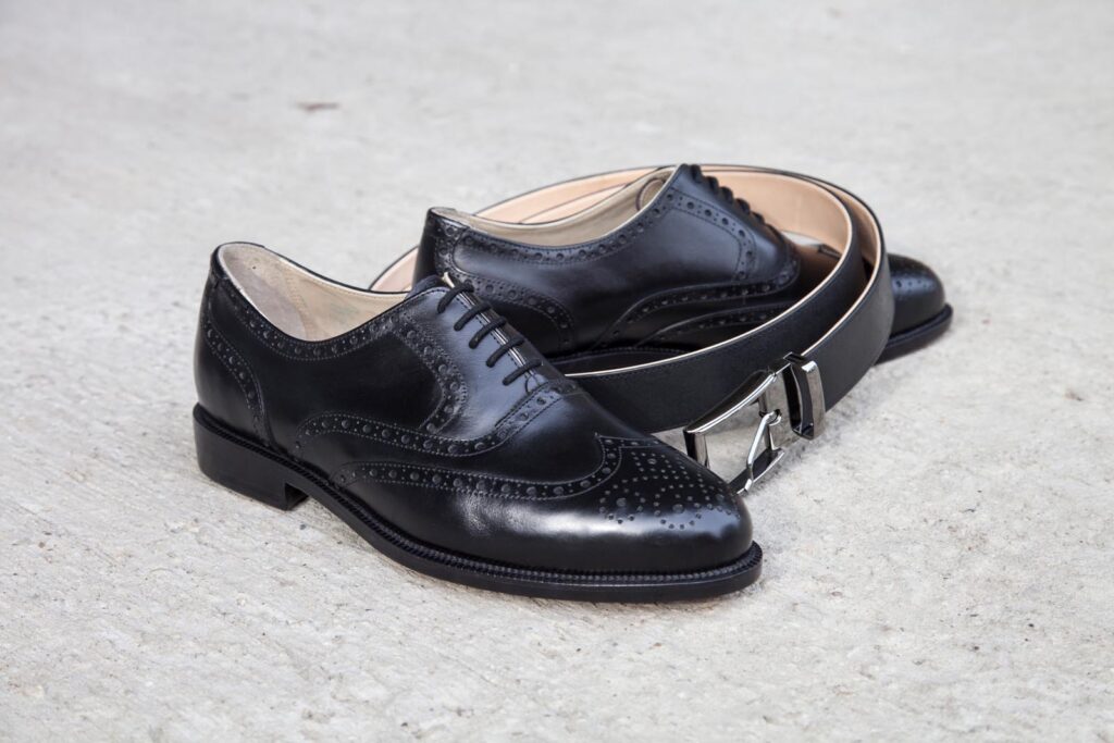 schwarze Brogue-Maßschuhe für Herren mit Gürtel