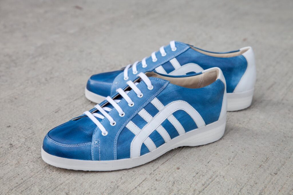 Handgemachte Sportschuhe für Herren, blaues und weißes Leder, Gummisohle, Größe 41/42