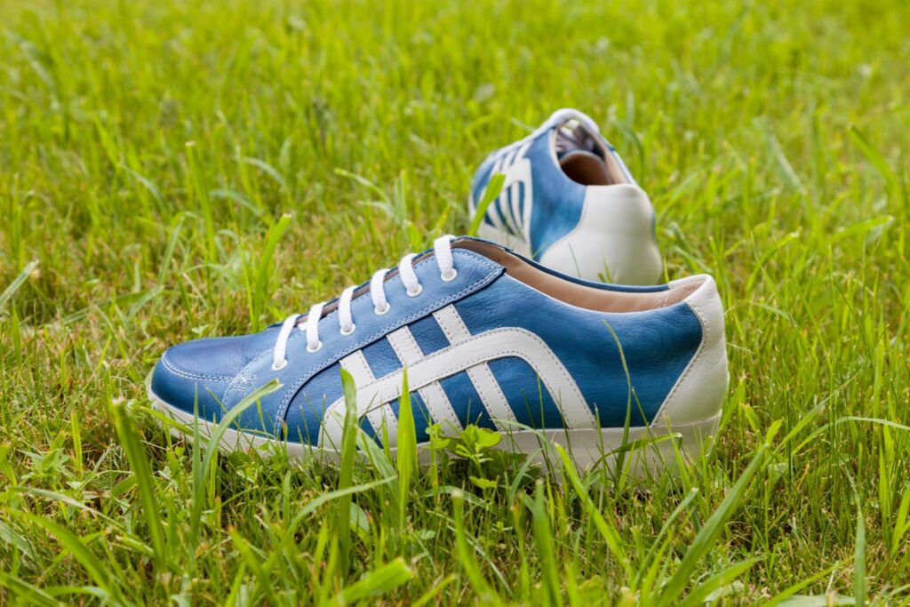 Handgemachte Sneaker für Herren, blaues und weißes Leder, Gummisohle, Größe 41/42
