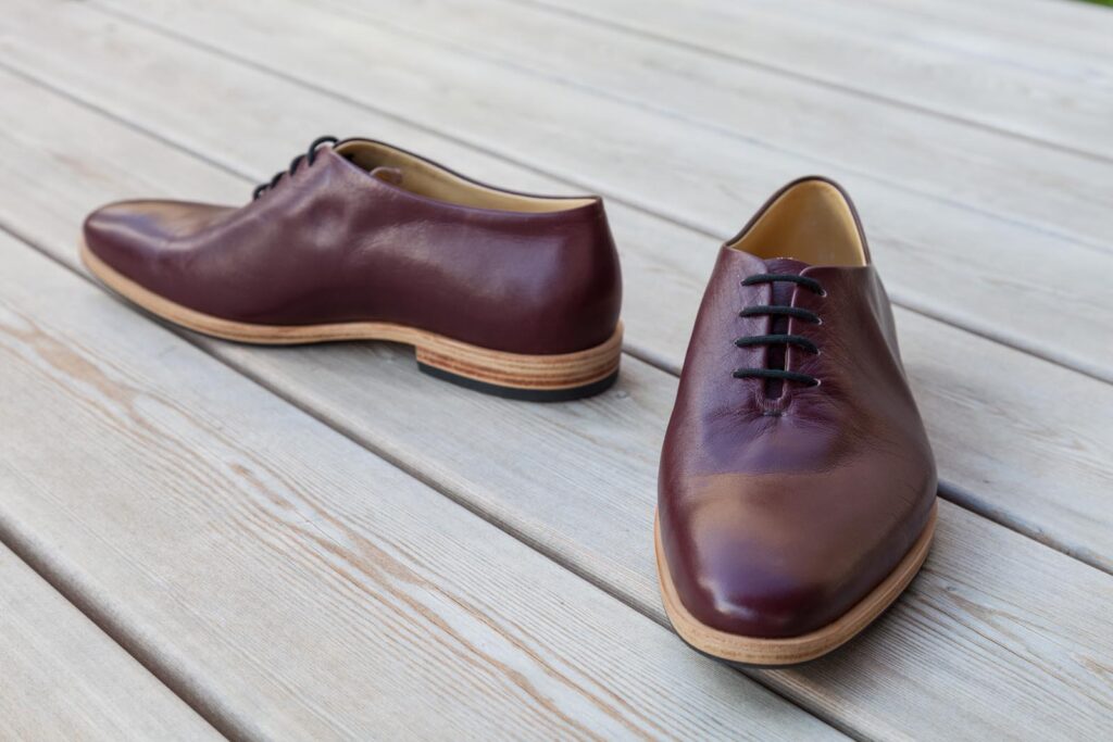 Maßschuhe für Herren aus braunem Leder, Vorderansicht, aus einem Stück Leder, rahmengenäht, ohne Naht