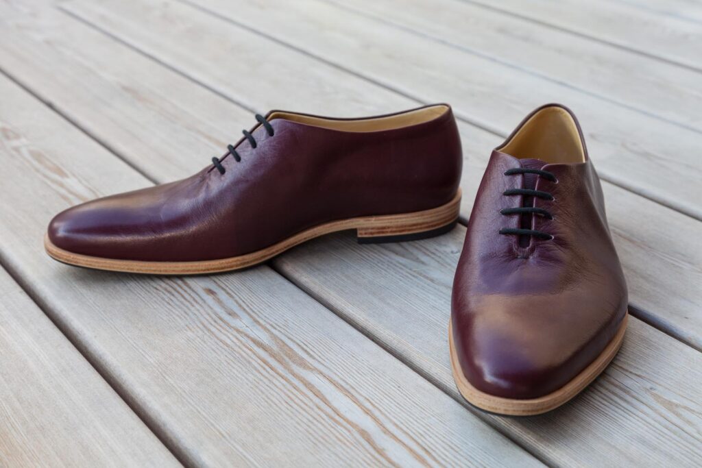 Maßschuhe für Herren aus braunem Leder, rahmengenäht aus einem Stück Leder, ohne Naht