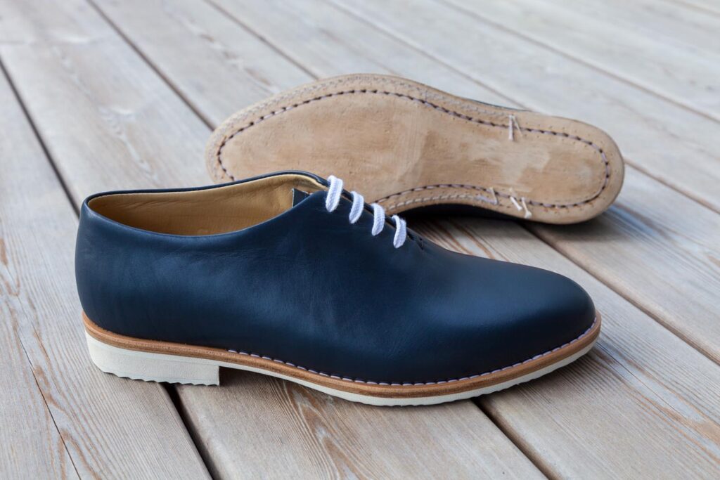 rahmengenähte Schuhe ohne Naht für Herren aus blauem Leder
