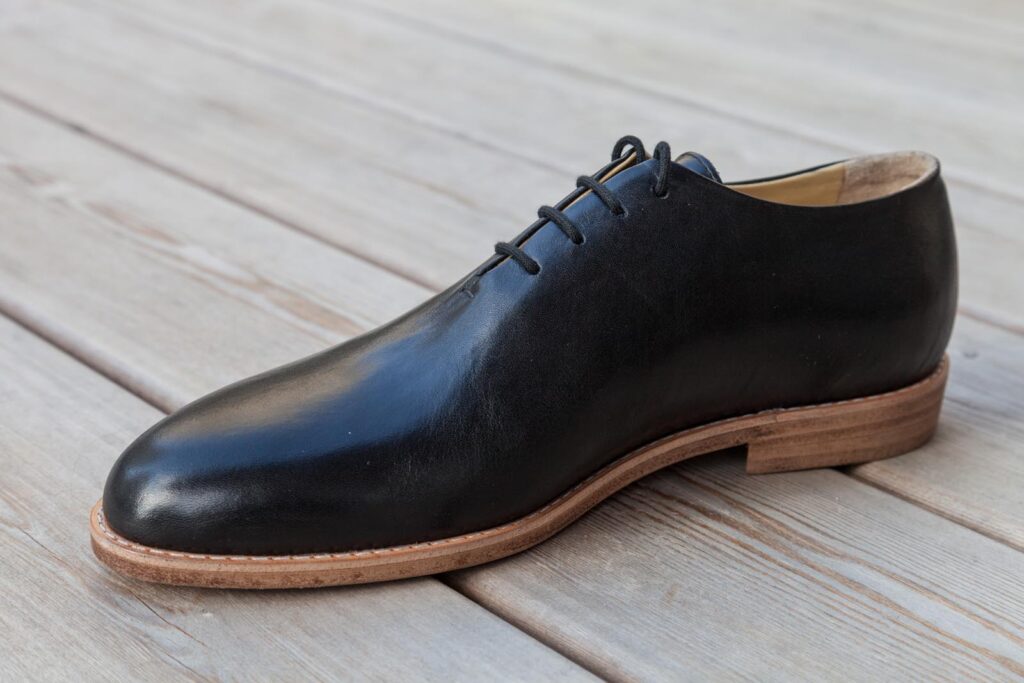 rahmengenähte Maßschuhe für Herren aus einem Stück Leder mit genagelter Sohle