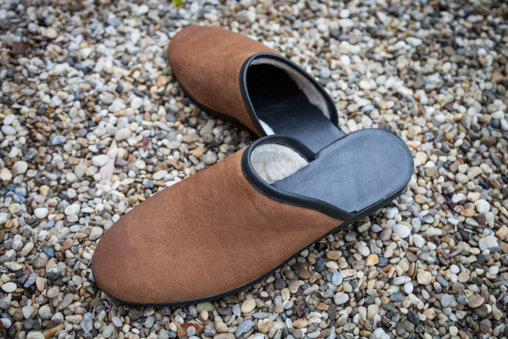 Handgemachte Pantoffeln für Herren, braunes und schwarzes Lammleder mit Lammfell (innen), Größe 42