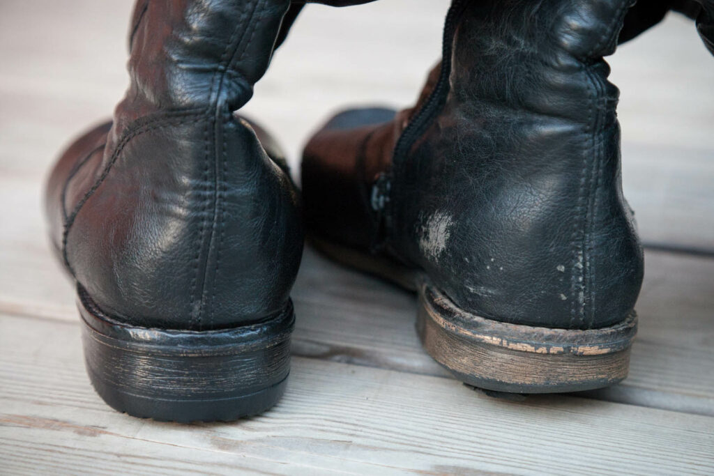 Schuhreparatur Absatz von Stiefeln, vorher/nachher