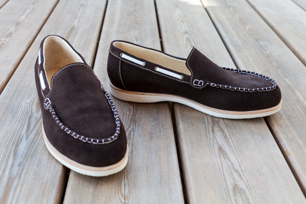 Maßschuhe für Herren, Mokassins, durchgenäht, Ziernaht handgenäht, dunkelbraunes Leder, Gummisohle