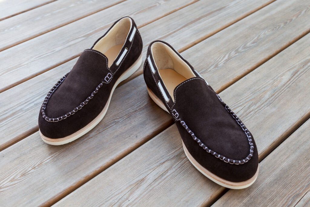 Mokassins für Herren, Maßschuhe, durchgenäht, Ziernaht handgenäht, dunkelbraunes Leder, Gummisohle