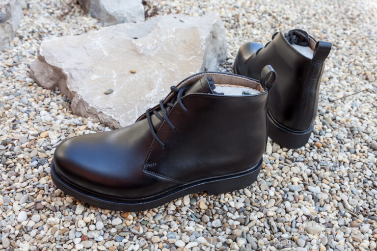 Handgemachte Herrenschuhe, schwarzes Leder, Derby halbhoch, Gummisohle, durchgenäht, Größe 40/41