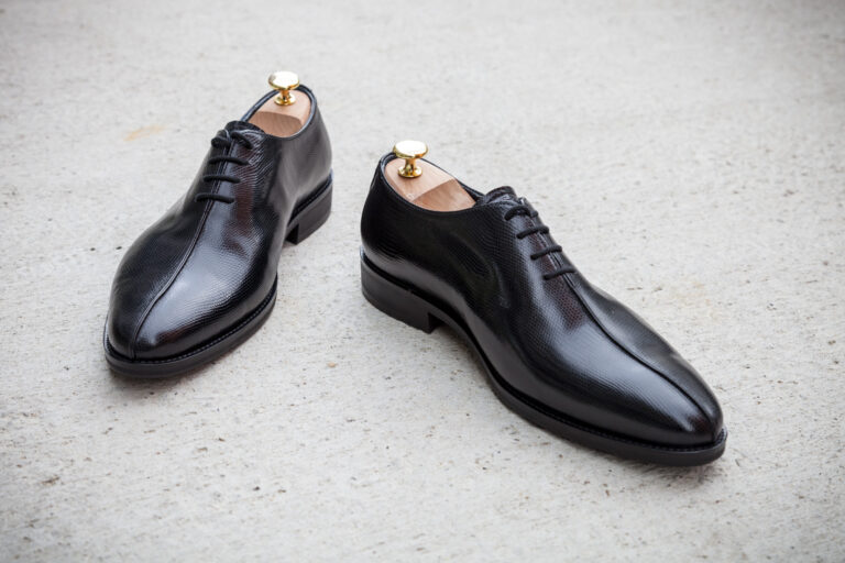 Handgemachte Herrenschuhe, Erzherzog Johann, mit Mittelnaht, geprägtes schwarzes Leder (Schlangenoptik), durchgenäht, Gummisohle, Größe 41/42