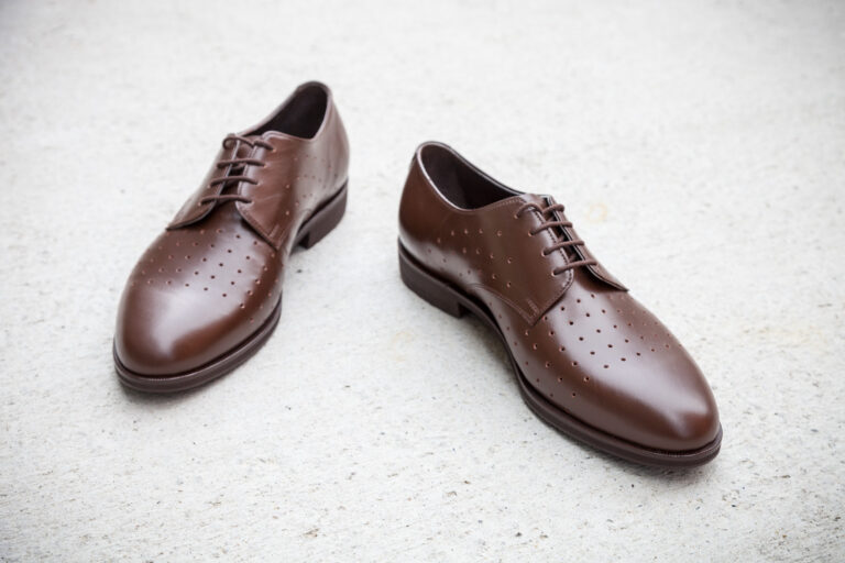 Handgemachte Sommerschuhe für Herren gelocht, braunes Leder, durchgenäht, Größe 43