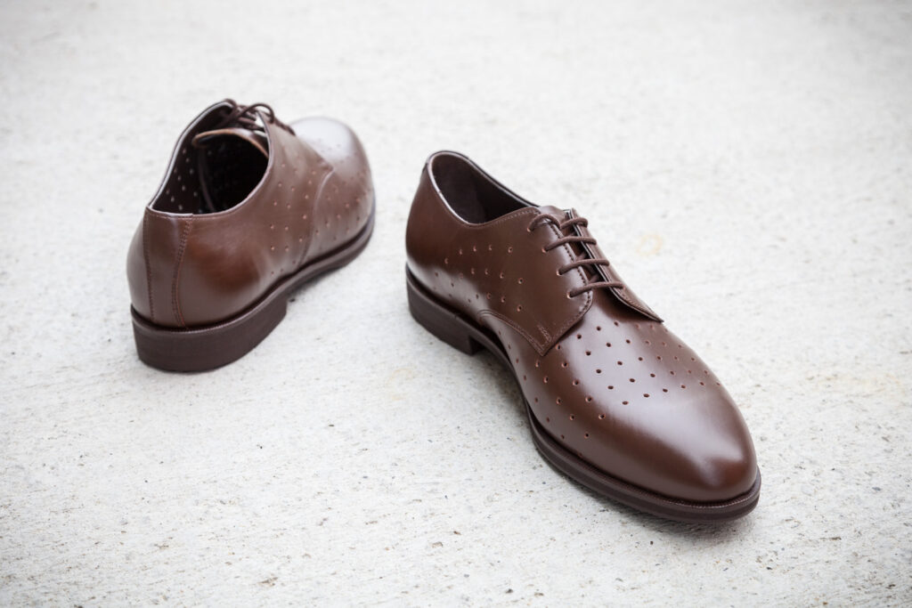 Gelochte Sommerschuhe für Herren, handgemacht, braunes Leder, durchgenäht, Größe 43