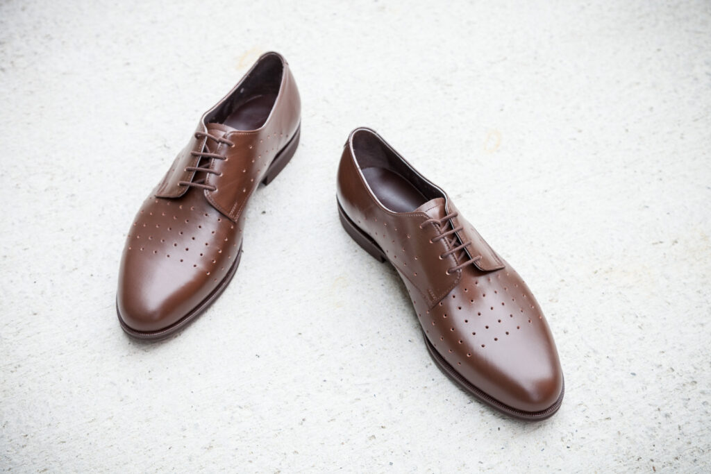 Handgemachte Herren-Sommerschuhe für Herren gelocht, braunes Leder, durchgenäht, Größe 43