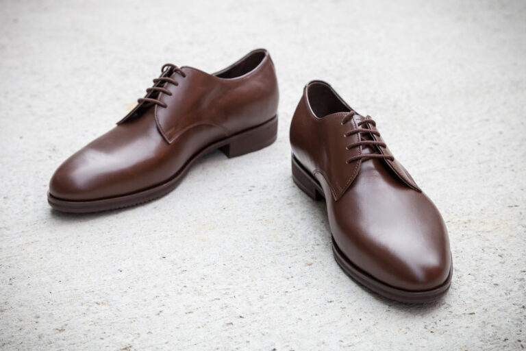Handgemachte Schuhe, Derby, braunes Leder, Gummisohle, durchgenäht, Größe 42