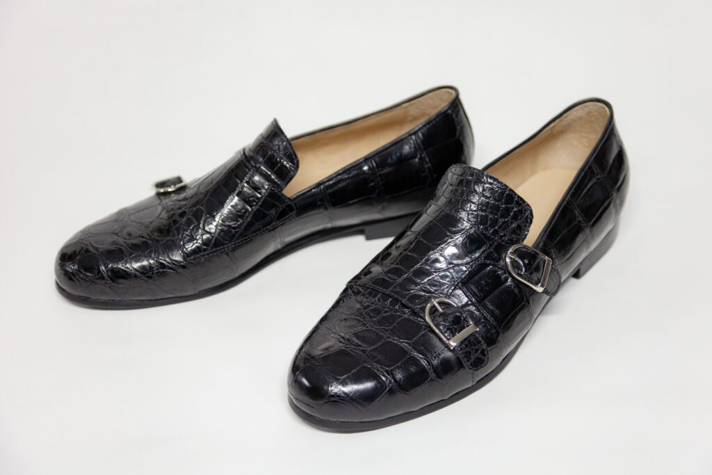 Maßschuhe Herren zum Schlüpfen, schwarzes Krokodilleder