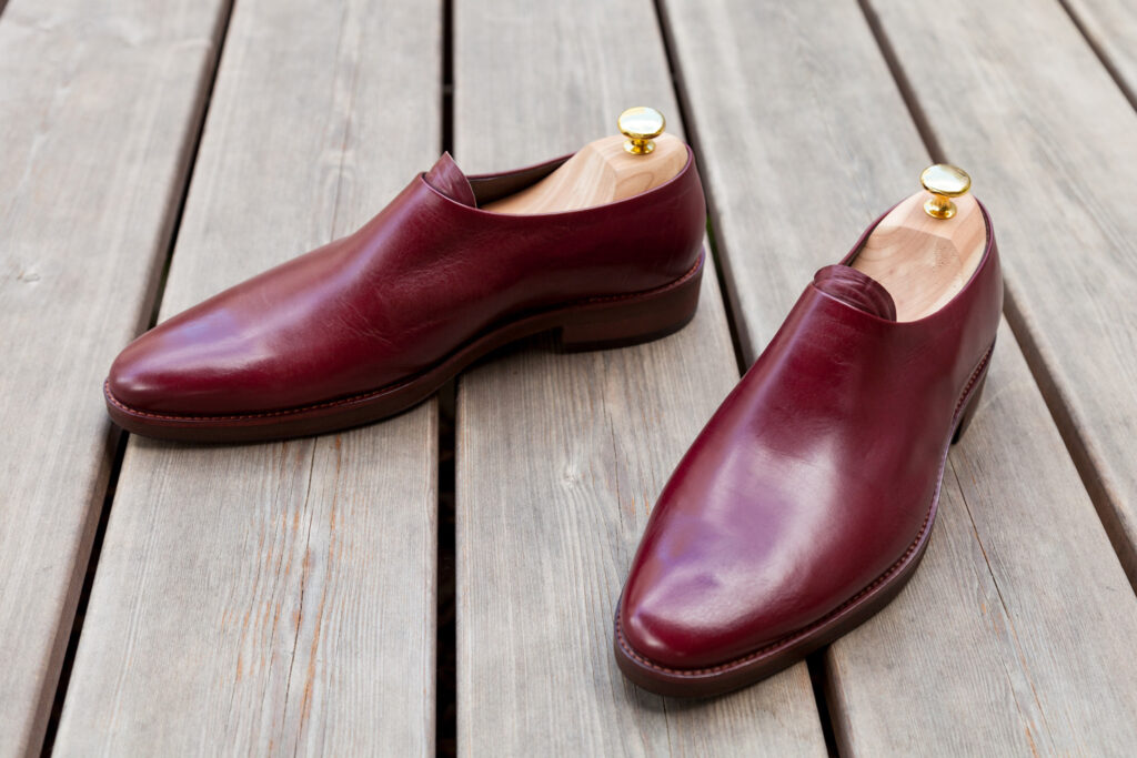 Schuhe aus einem Stück rotem Leder zum Schlüpfen