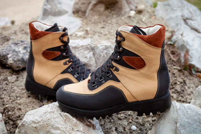 Handgemachte Bergschuhe für Herren, schwarz, beige, braun