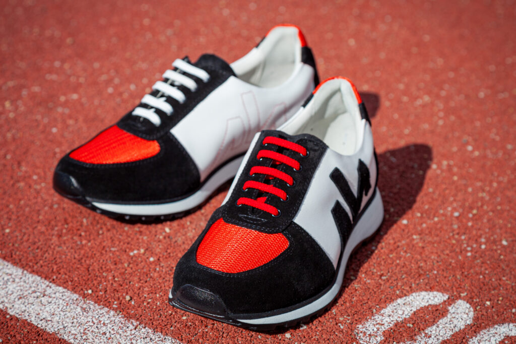 Laufschuhe für Herren in Rot, Schwarz und Weiß, handgefertigt mit schwarzer Sohle