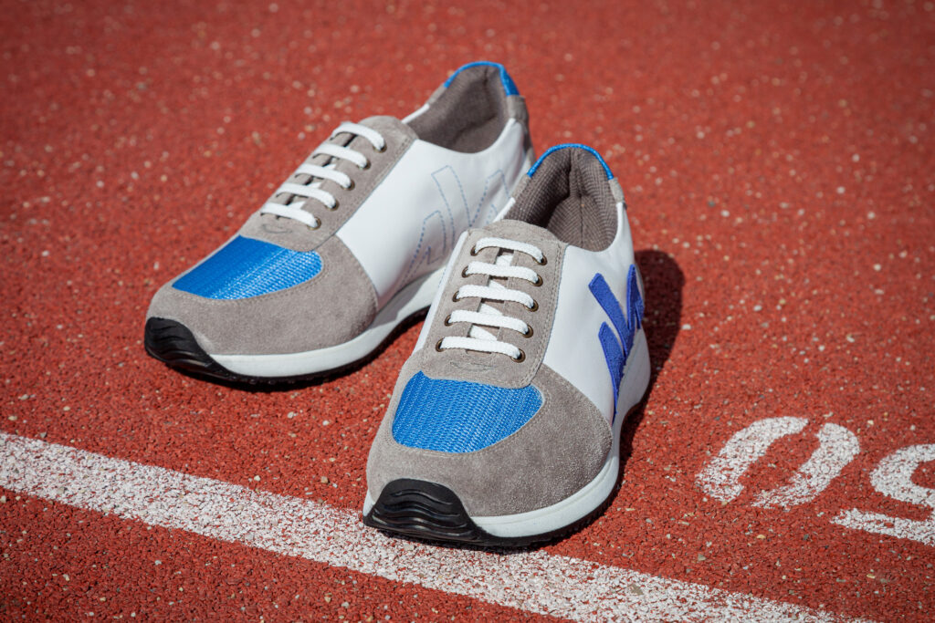 handgefertigte Laufschuhe für Herren in Blau, Grau und Weiß mit schwarzer Sohle
