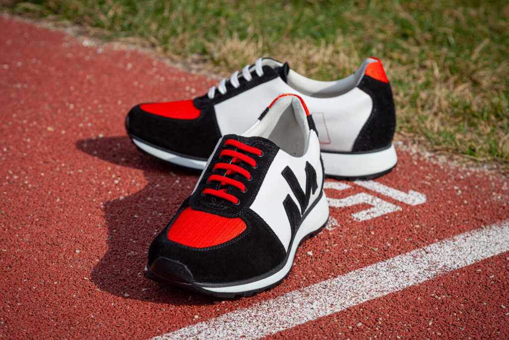 Laufschuhe für Herren in Rot, Schwarz und Weiß, handgefertigt