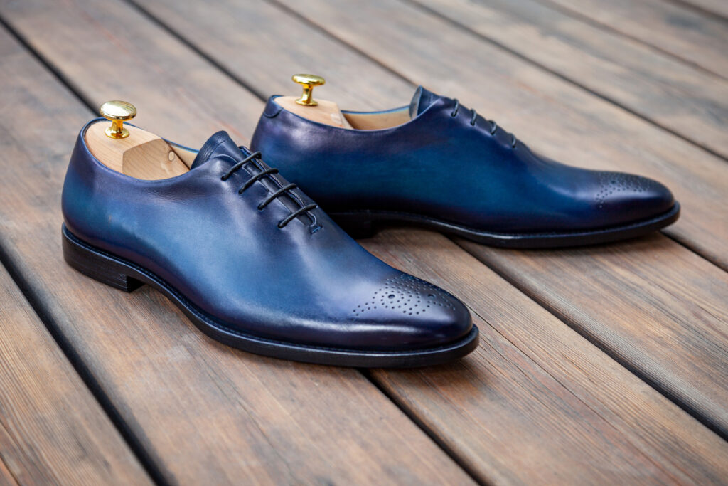 Handgefertigte Maßschuhe für Herren, blaues Leder, gestanzt, genagelt