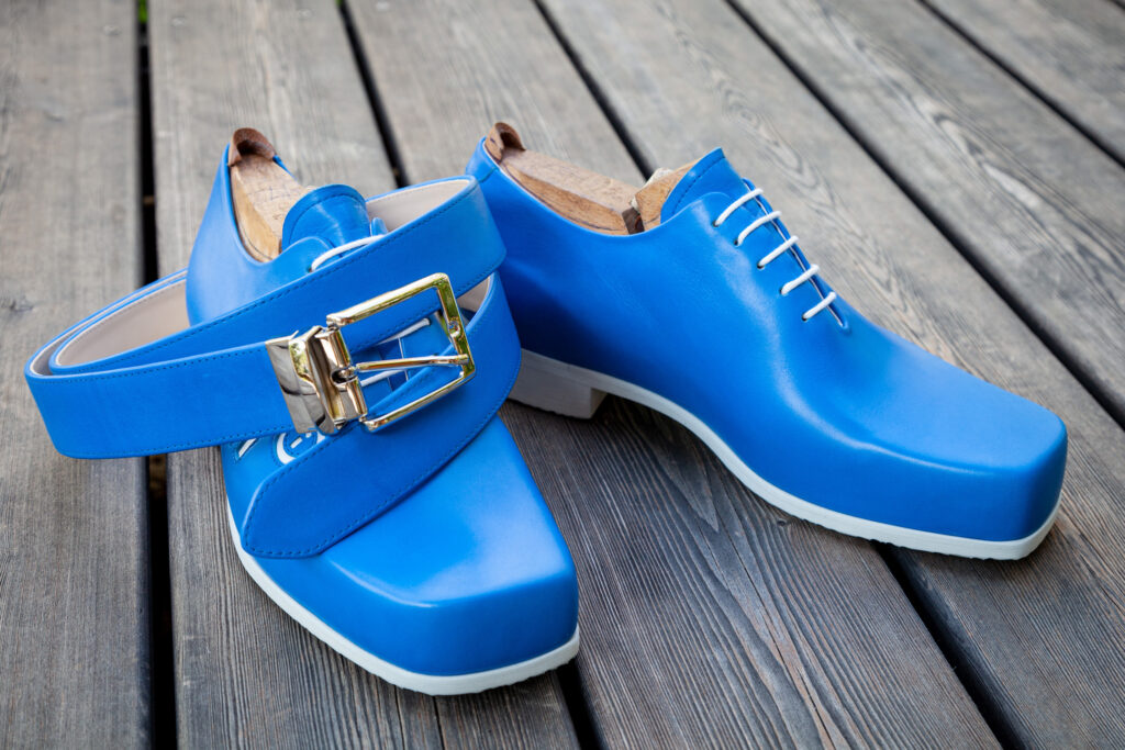Halbschuhe nach Maß, blaues Leder mit Gürtel, Seestadt Aspern, Maßschuhmacher